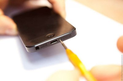 Как происходит замена разъема зарядки iPhone 5S?